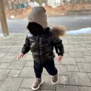Stylish Black Puffer Jacket with Fur Trim